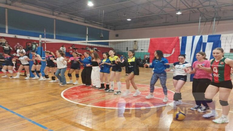 image Χίος: Χόρεψαν “Ζορμπά” οι παίκτριες των ομάδων βόλεϊ από Χίο και Σμύρνη (βίντεο)