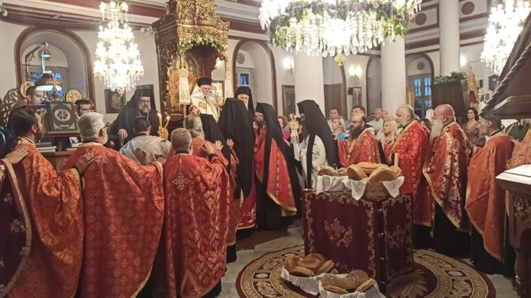 image Πανηγυρικός Εσπερινός στην Αγία Τριάδα παρουσία Τριών Μητροπολιτών.(ΦΩΤΟ)
