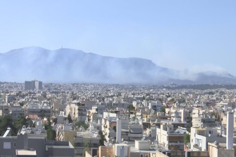 image Οι πυκνοί καπνοί από τη φωτιά στην Πάρνηθα «έπνιξαν» τη δυτική Αττική