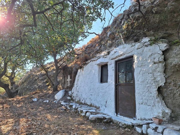 image Άγιος Ευστράτιος:Πανηγυρίζει το ξεχωριστό εξωκλήσι της Αγίας Παρασκεύης, χτισμένο σε βράχο.(φωτο)