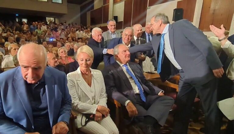 image «Μια φωτογραφία χίλιες λέξεις»… εγκάρδια χειραψία Σαμαρά-Μουτζούρη.