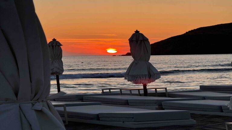 image AMOS LUXURY SEASIDE/ BAR RESTAURANT:Τι λες λοιπόν για ένα cocktail στην παραλία ενώ απολαμβάνεις το ηλιοβασίλεμα;