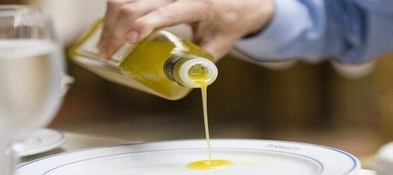 image Αυτό είναι το φαγητό που οι τουρίστες λατρεύουν και οι Έλληνες κάποτε σνόμπαραν -Το προτιμά η Τζολί