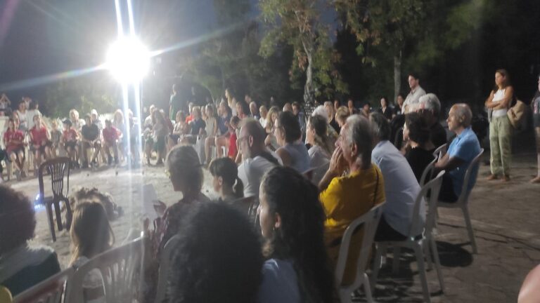 image Kournos Music Festival : Καθήλωσε το κοινό στις Σαρδές ο  Renaud Herbin με τις κούκλες του .