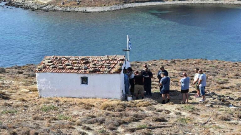 image Τελέστηκε Θ. Λειτουργία στο ‘ξωκκλήσι της Αγίας Φωτεινής  στο Κόμπι.(φωτο)