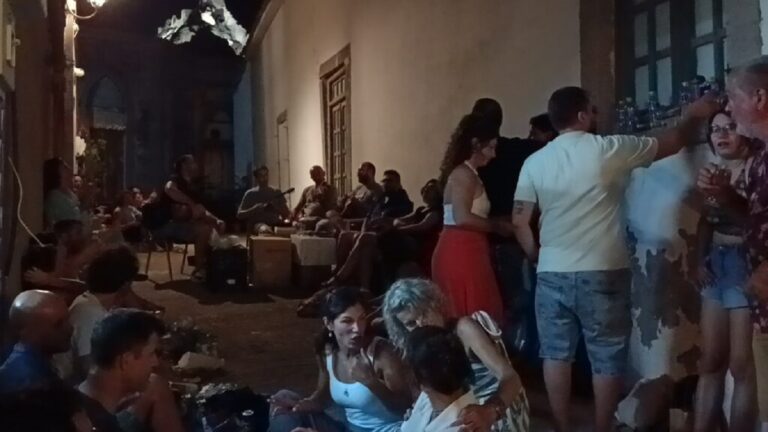 image Το γλέντησαν χθες στο λιμάνι Μύρινας ! Στο μνημείο του Ναγιαζί Μισρί.( Βίντεο+φωτο)