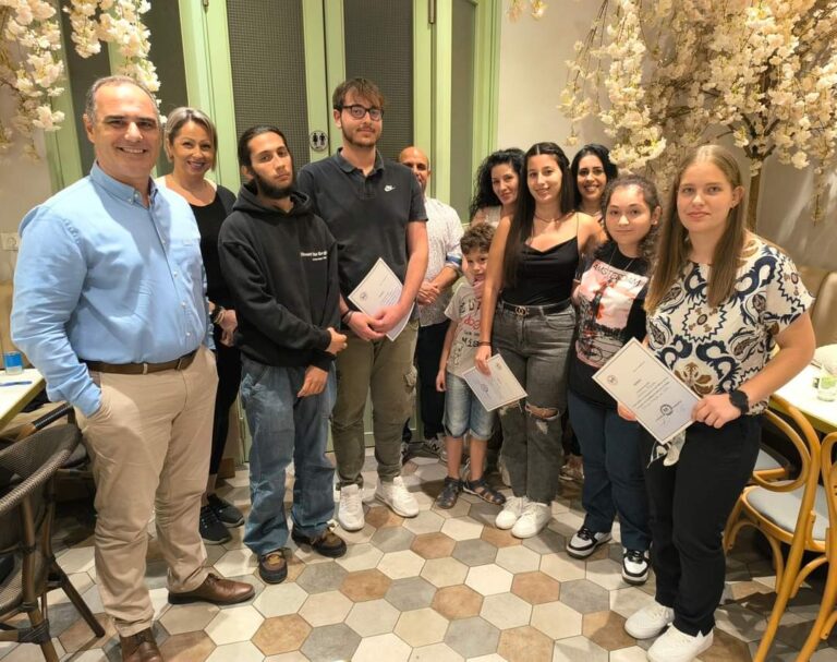 image Ο σύλλογος Τριτέκνων βράβευσε τους μαθητές που πέτυχαν στην 3βάθμια εκπαίδευση. Δώρο  μία smart TV32”