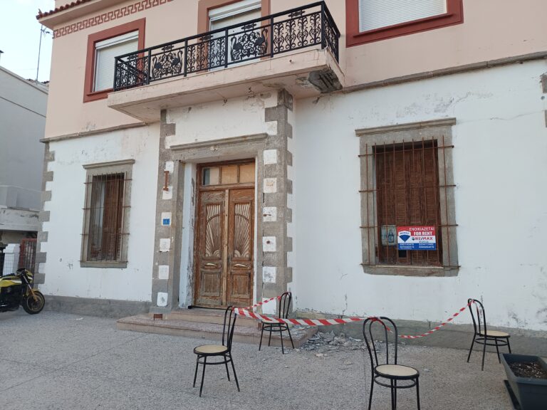 image Έπεσαν σοβάδες σε  πολυσύχναστο σημείο στο  λιμάνι της Μύρινας…. ευτυχώς χωρίς τραυματισμούς.