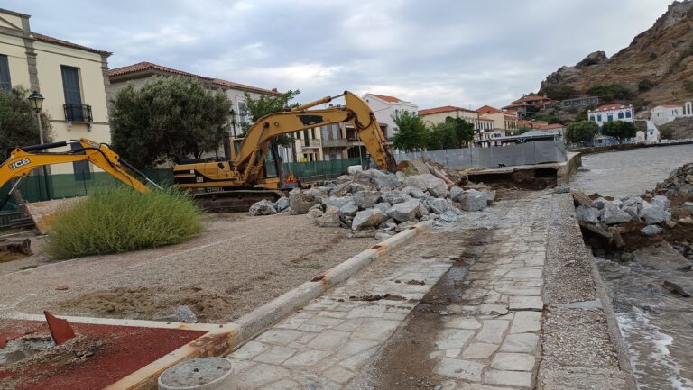image Μπήκανε τα μηχανήματα στο Ρωμαίικο…..ερωτηματικά για την απομάκρυνση των στεγάστρων.(Βίντεο)