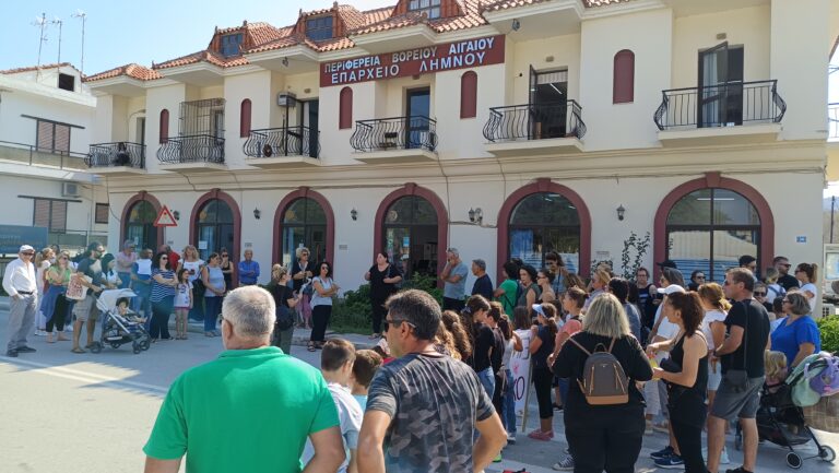 image Συγκέντρωση διαμαρτυρίας  Συλλόγου Γ.κ.Κ. του Δ. Σχολείου και Νηπιαγωγείου Κοντοπουλίου.(Βίντεο)