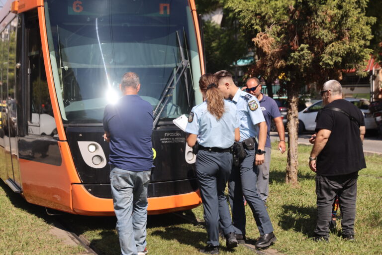 image Νέα Σμύρνη: Πώς έγινε το ατύχημα με την παράσυρση του 15χρονου από Τραμ – Καθυστερήσεις στην κυκλοφορία των συρμών