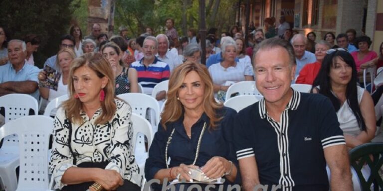 image Η Μιμή Ντενίση και ο Σωτήρης Πολύζος έκαναν  κοινή εμφάνιση στο  3ου Φεστιβάλ Χίου.