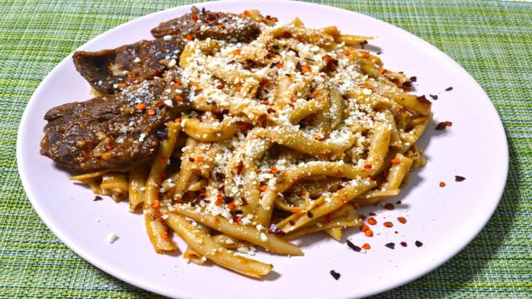 image Συνταγή: Πεντανόστιμη προβατίνα με χοντρό μακαρόνι και Μελίχλωρο ΧρυσάφΗ.