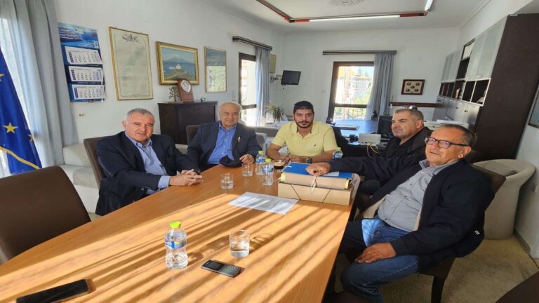 image Οι βουλευτές του ΠΑΣΟΚ – ΚΙΝΑΛ  Σταύρος Μιχαηλίδης  και  Παναγιώτης Παρασκευαΐδης στον Έπαρχο Λήμνου Α. Κουτσογιάννη.