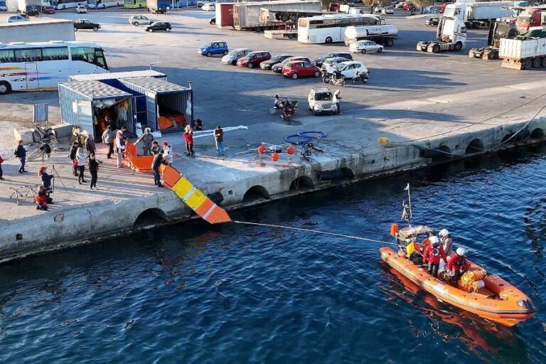 image Εντυπωσιακή άσκηση αντιρρύπανσης στο λιμάνι Μυτιλήνης. Εντυπωσιακές εικόνες.(Βίντεο)