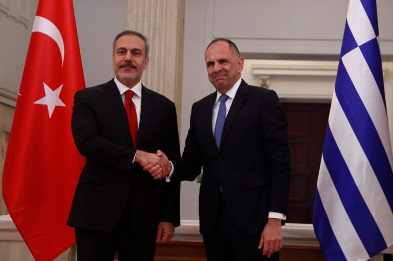 image Στο ΥΠΕΞ ο Χακάν Φιντάν για τη συνάντηση με τον Γιώργο Γεραπετρίτη – Η θερμή χειραψία και η ατζέντα