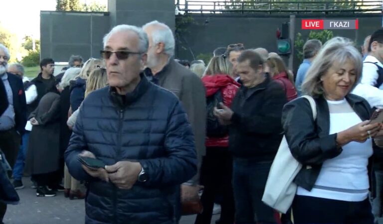image Ουρές Kasselistas έξω από το Gazi live – Στικάκι με 2.000 υπογραφές υπέρ Κασσελάκη κραδαίνει η Τζάκρη