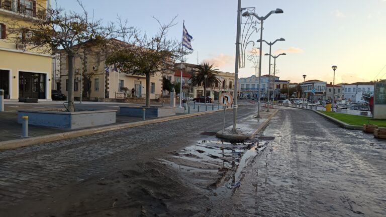 image Αναγνώστης: “Μας έπνιξε η λάσπη στο λιμάνι της Μύρινας”.