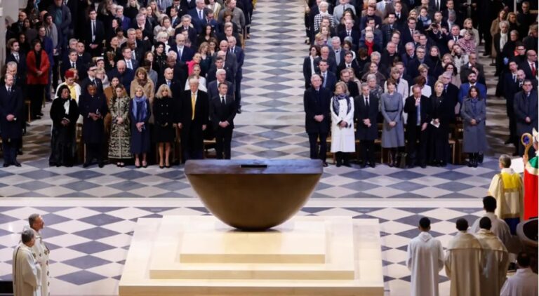 image Παναγία των Παρισίων: Μεγαλειώδης η«ανάστασή» της – Όλα όσα συνέβησαν στην τελετή που καθήλωσε τον πλανήτη