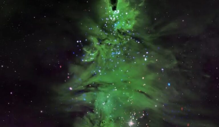 image Αστρικό σμήνος σχηματίζει ένα… χριστουγεννιάτικο δέντρο – Η εντυπωσιακή φωτογραφία της NASA