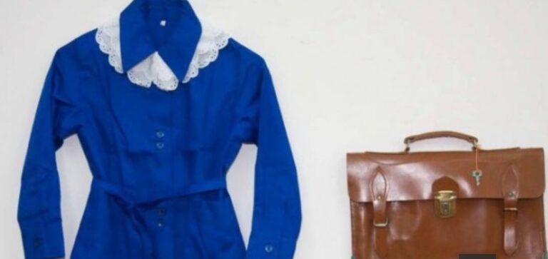 image Μπλε σχολικές ποδιές: Γιατί και πότε καταργήθηκαν;