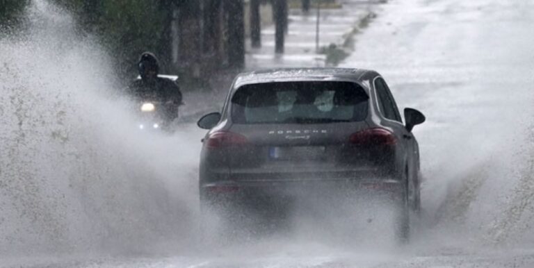 image ΚΟΚ: Αυτό είναι το πρόστιμο άμα βρέξετε πεζό με το αυτοκίνητό σας
