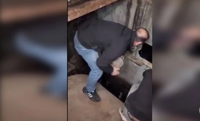 image Συρία: Εικόνες φρίκης από το «ανθρώπινο σφαγείο» του Άσαντ – Παγιδευμένοι κρατούμενοι σε μπουντρούμια 30 μέτρα κάτω από τη γη