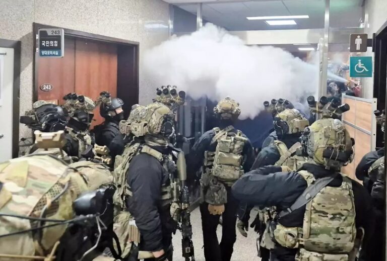 image Νότια Κορέα: Μαζικές παραιτήσεις συνεργατών του Γιουν Σουκ μετά το φιάσκο με τον στρατιωτικό νόμο