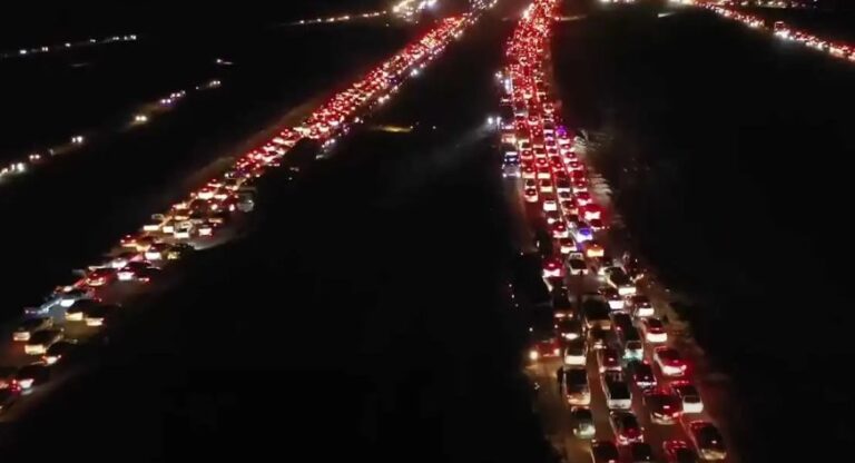 image Στον δρόμο της μεγάλης επιστροφής Σύροι πρόσφυγες – Ατελείωτο κομβόι για Δαμασκό