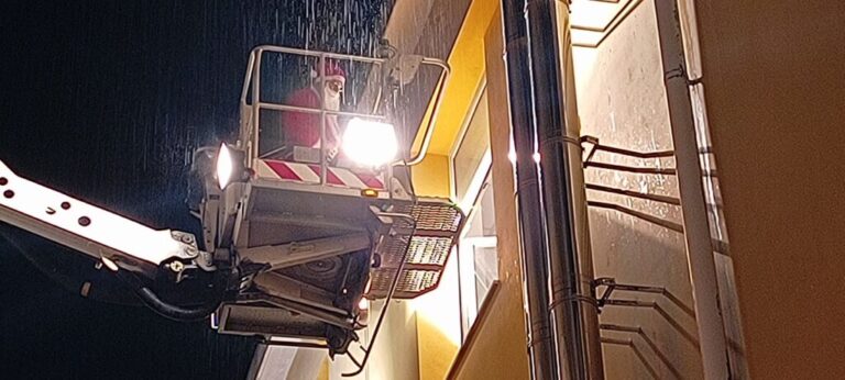 image “Βοστάνειο”: Ο Άι Βασίλης υπάρχει και είναι πυροσβέστης – Μοίρασε δώρα στους μικρούς ασθενείς (video)