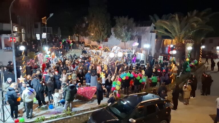 image Α.Ο. Ηφαιστιά : Καλά Χριστούγεννα…..Πλημμύρισαν την πλατεία για καλό σκοπό!