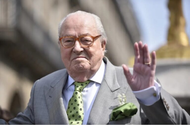 image Κατέστρεψαν με βαριοπούλες τον τάφο του Ζαν-Μαρί Λεπέν