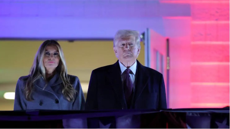 image Ο Ντόναλντ Τραμπ έφτασε στην Ουάσινγκτον – Ο σωσίας του Έλβις Πρίσλεϊ και υποδοχή με πυροτεχνήματα