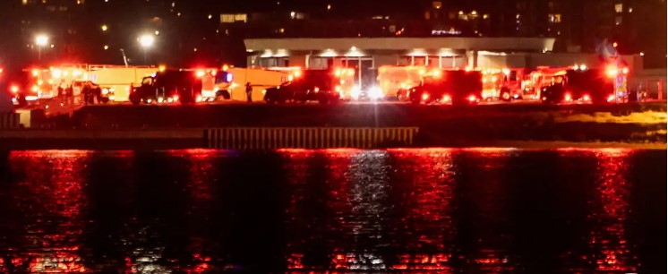 image Ουάσινγκτον: Αεροπλάνο με 60 επιβάτες συγκρούστηκε με ελικόπτερο πάνω από το αεροδρόμιο Ρίγκαν – Η στιγμή της τραγωδίας