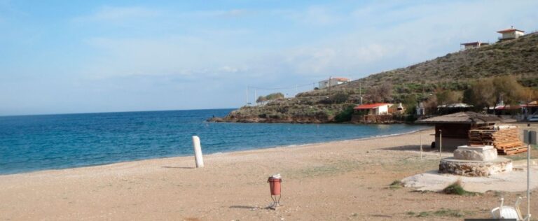 image Καπάκι από… φέρετρο ξεβράστηκε σε παραλία της Κερατέας (φωτο)