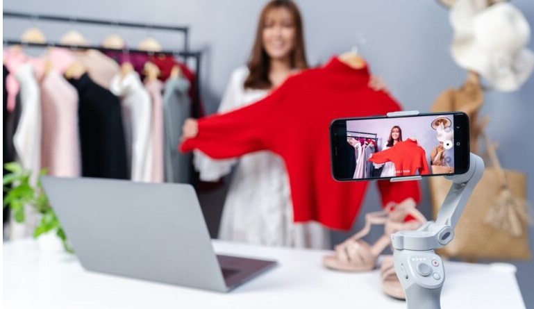 image Live shopping: Η νέα τάση που «σαρώνει» την αγορά – Τι πρέπει να γνωρίζουν επιχειρήσεις/καταναλωτές