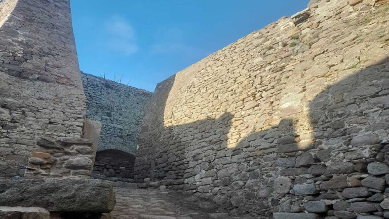 image Επίσκεψη στο επιβλητικό κάστρο της Μύρινας.