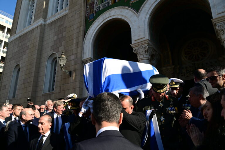 image «Αθάνατος»: Το συγκινητικό αντίο του κόσμου στον Κώστα Σημίτη