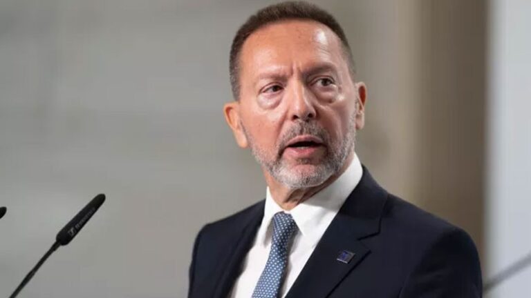 image Στουρνάρας: «Αν βγαίναμε από το ευρώ, θα γινόμασταν Συρία».