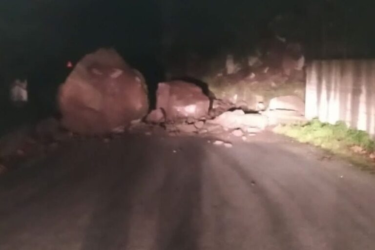 image Ισχυρός σεισμός στη βόρεια Λέσβο 5.1 βαθμοί της κλίμακας ρίχτερ. Έπεσαν βράχια στο δρόμο Αργένου – Βαφειού