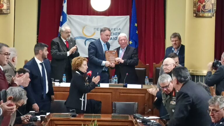 image Τιμητική βράβευση  του με καταγωγή απο την Λήμνο Αλέξανδρου Βασιλικού από Περιφερειάρχη.
