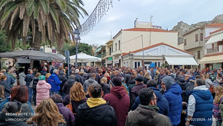 image Λήμνος:Όλα όσα έγιναν στην συγκέντρωση διαμαρτυρίας για το ακτοπλοϊκό.(Βίντεο+φωτο)