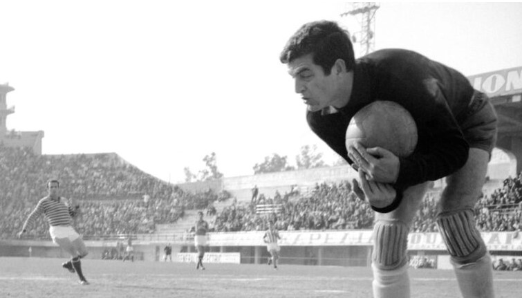 image Τάκης Οικονομόπουλος: Το «Πουλί» πέταξε για τις αιώνιες θάλασσες