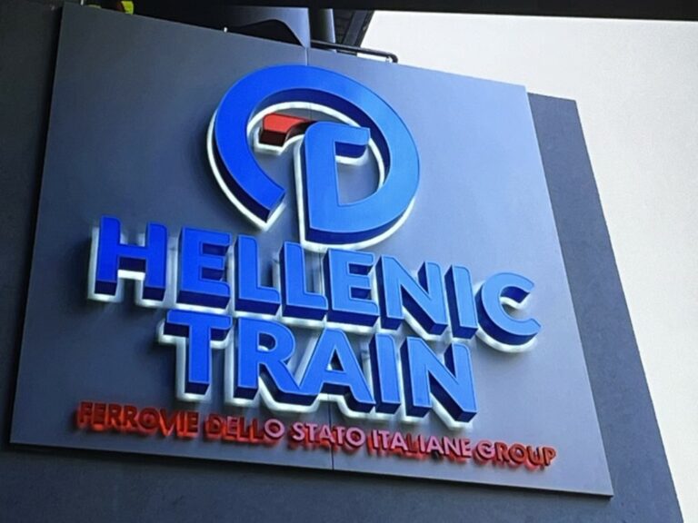 image Επίθεση στα γραφεία της Hellenic Train – Ομάδα 15 ατόμων έσπασε τζάμια και πέταξε μπογιές