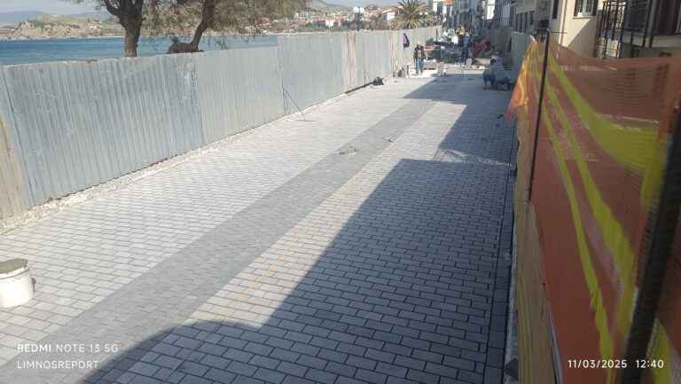 image Με γρήγορους ρυθμούς η επίστρωση κυβόλιθων στον Ρωμέικου Γιαλό.(ΒΙΝΤΕΟ+ΦΩΤΟ)