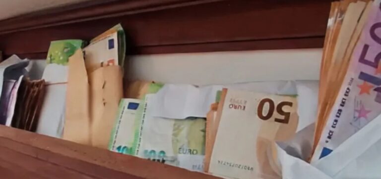 image Ρόδος: Βρήκαν σχεδόν €500.000 στο σπίτι της προϊσταμένης της Πολεοδομίας – Ο τιμοκατάλογος του κυκλώματος