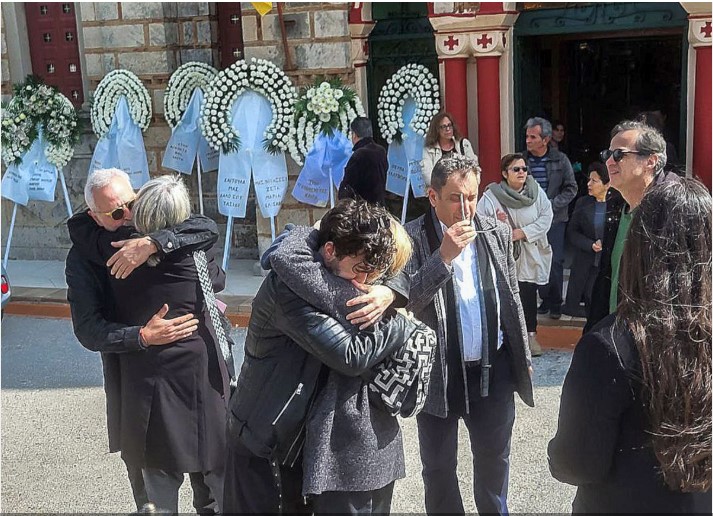 image Θλίψη στο τελευταίο αντίο της Καίτης Κωνσταντίνου – Συντετριμμένοι την αποχαιρέτησαν συγγενείς και φίλοι