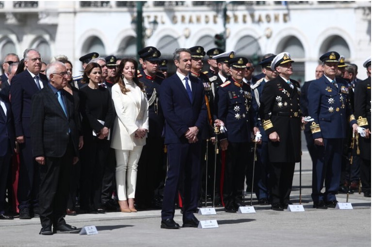 image Υπόκλιση του Κ. Μητσοτάκη μπροστά από τα ονόματα των 57 θυμάτων των Τεμπών
