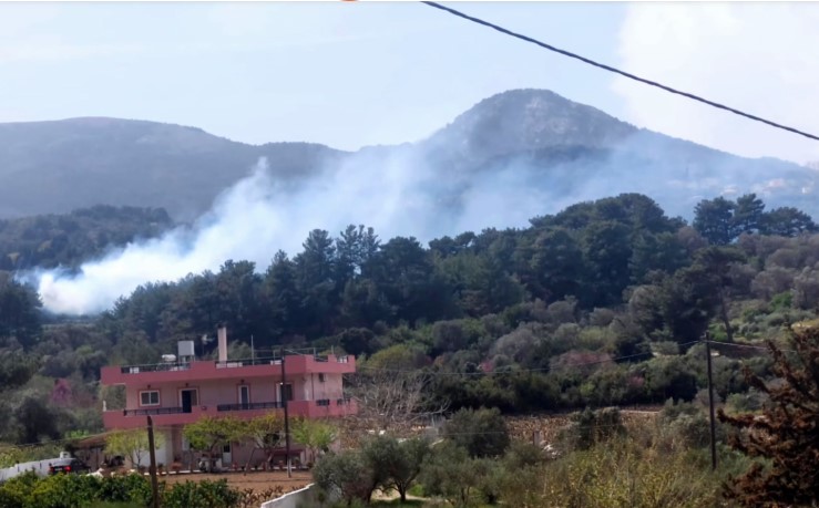 image ΣΑΜΟΣ:  Μεγάλη φωτιά έξω απο το Καρλόβασι