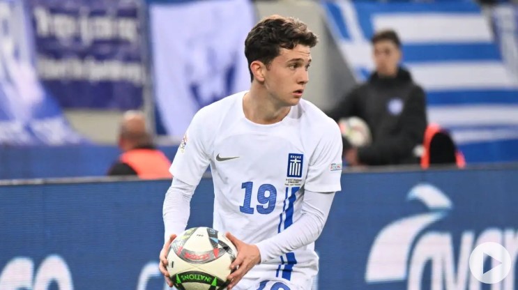 image O Κωνσταντίνος Καρέτσας έδωσε τη φανέλα από το ντεμπούτου του με την Εθνική Ελλάδας στους γονείς του